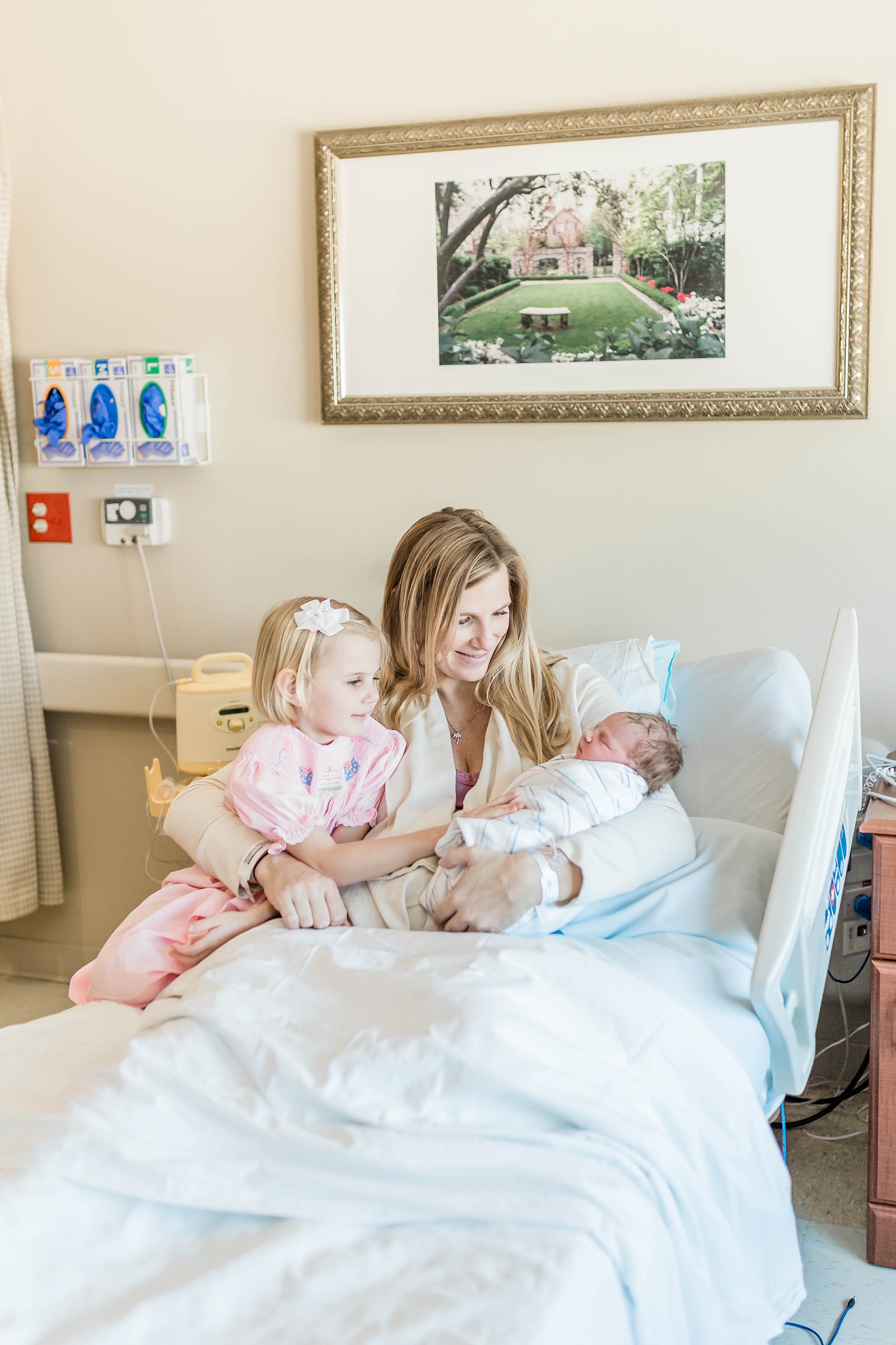 Mom, newborn and toddler at Fresh 48 session by Caitlyn Motycka Photography