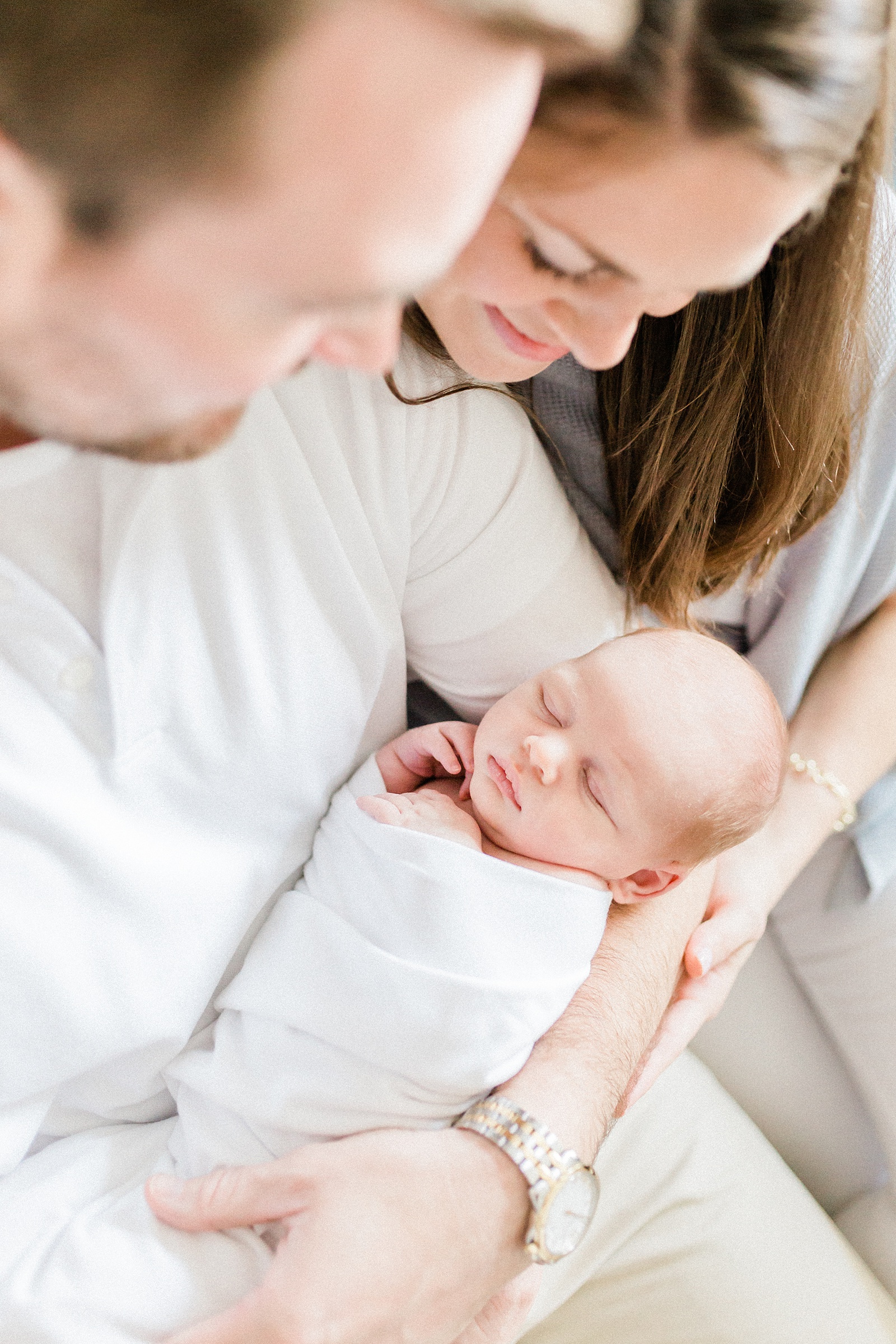 Parents holding baby in Charleston lifestyle newborn session | Caitlyn Motycka Photography