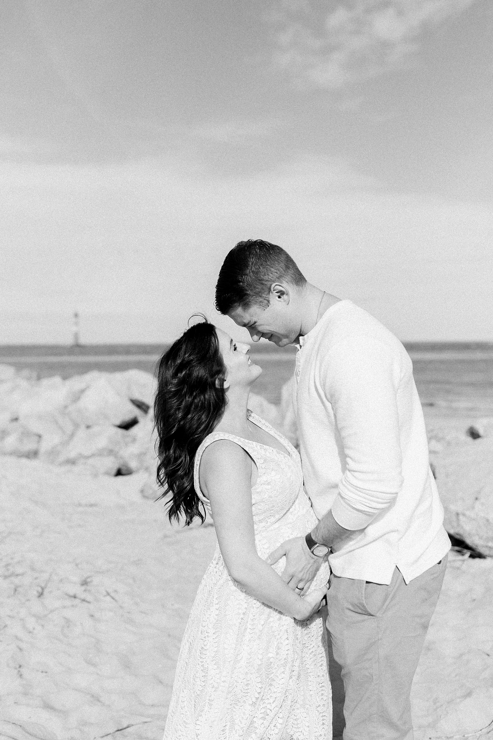 Black and white maternity photography on Folly Beach | Caitlyn Motycka Photography