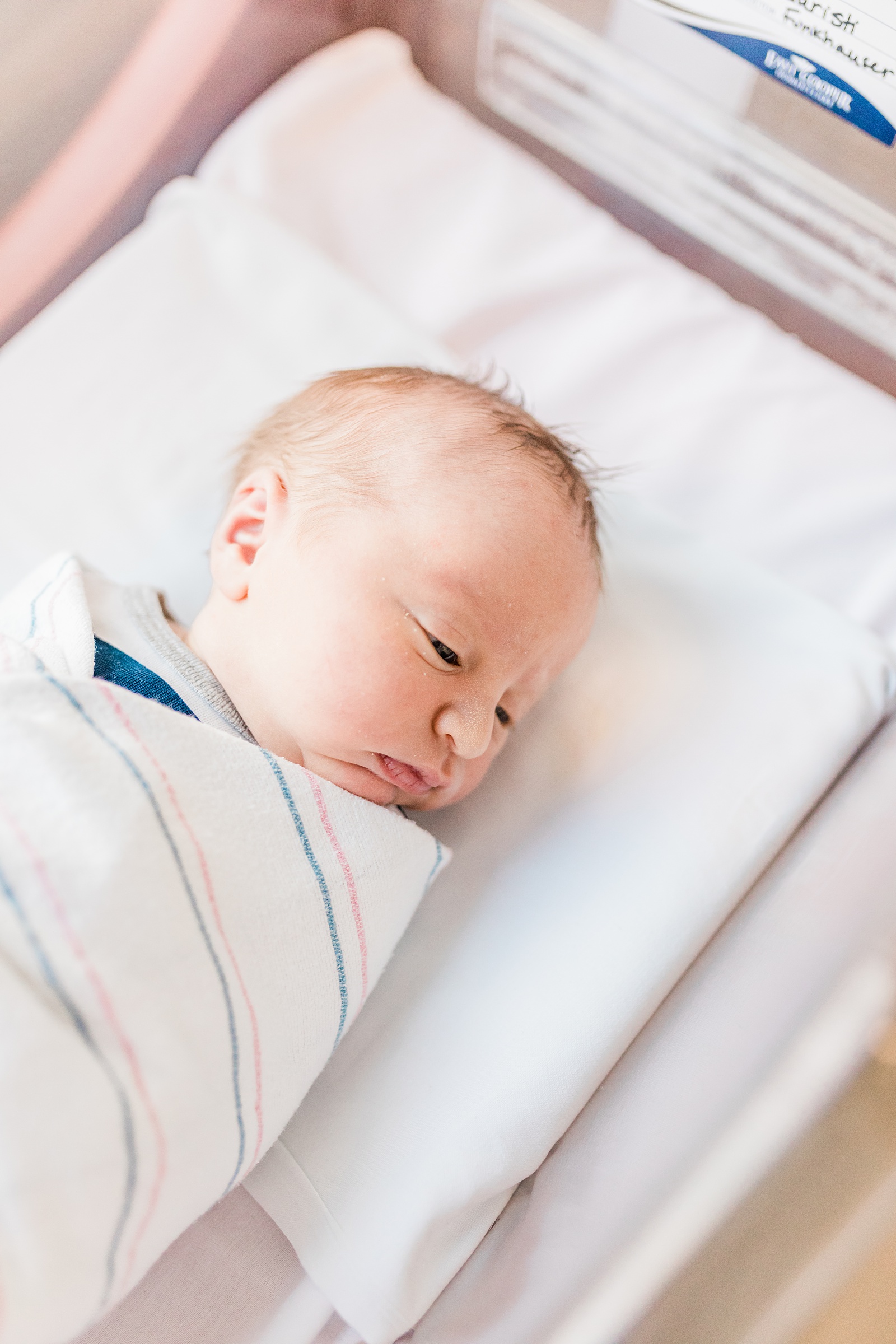 Newborn in hospital bassinet | Caitlyn Motycka Photography