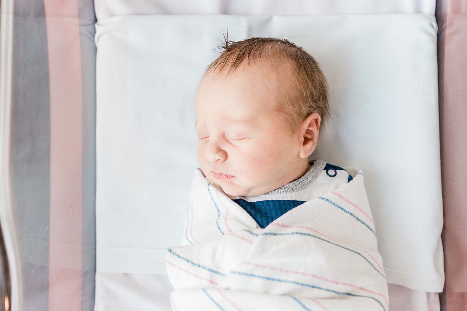Newborn in hospital bassinet | Caitlyn Motycka Photography