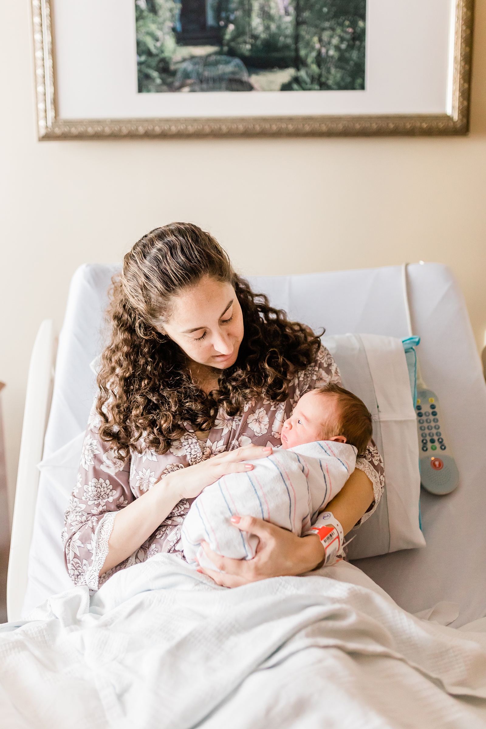 Mom holding baby during Fresh 48 session | Caitlyn Motycka Photography