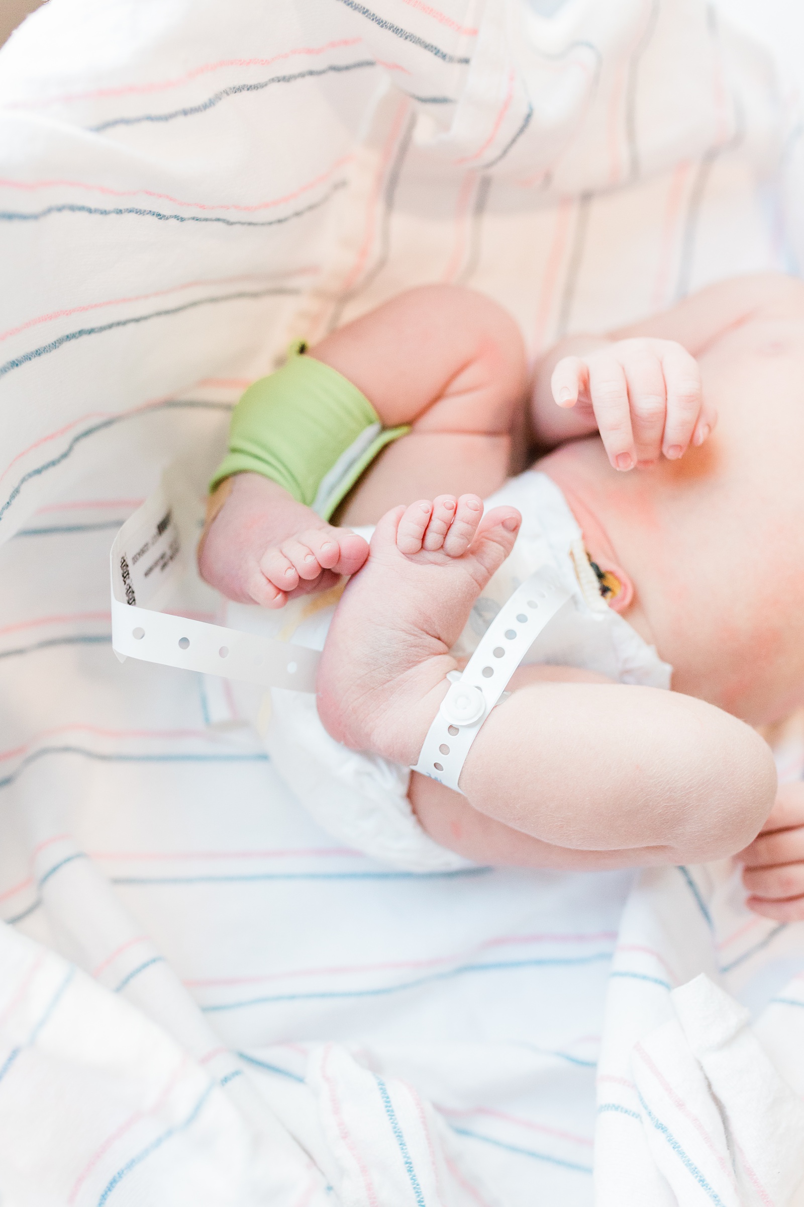 Newborn toes, hands, and hospital bands during Fresh 48 session | Caitlyn Motycka Photography