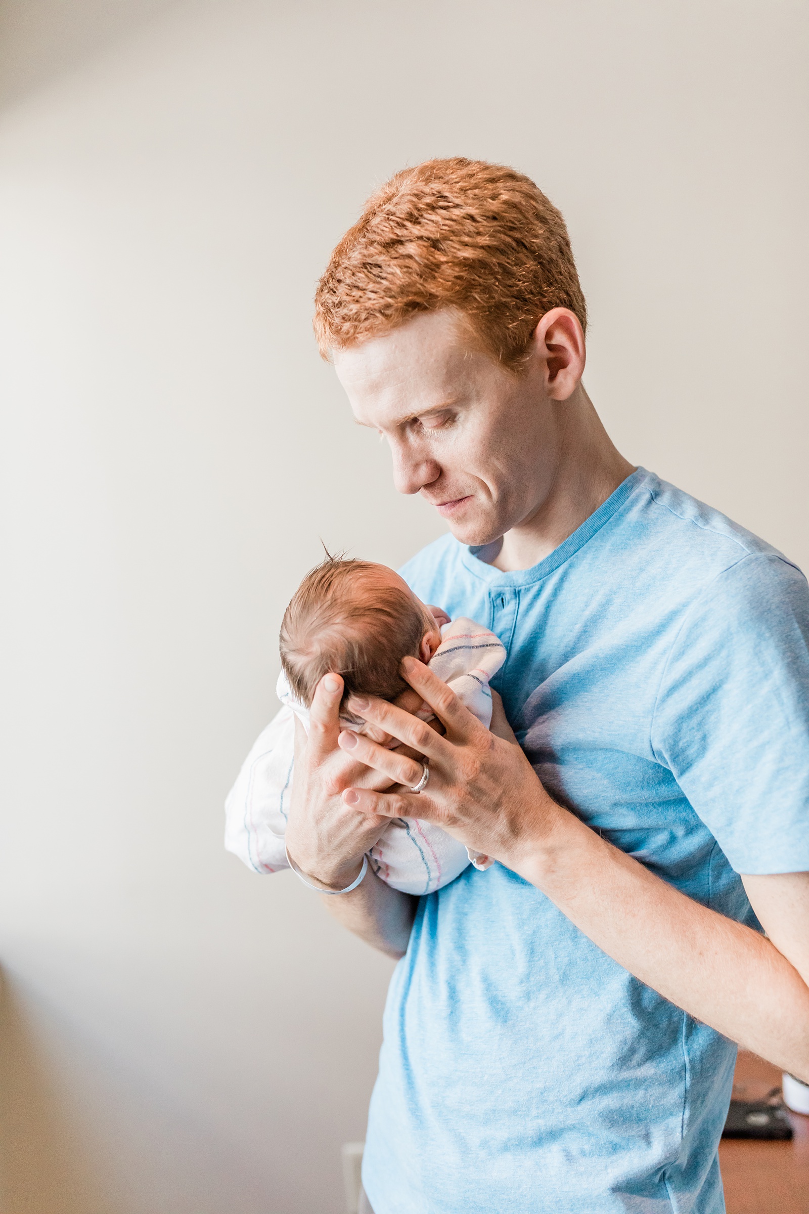 Dad holding baby in hospital | Caitlyn Motycka Photography