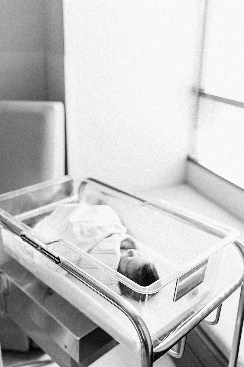 Black and white Fresh 48 photo in the hospital | Caitlyn Motycka Photography
