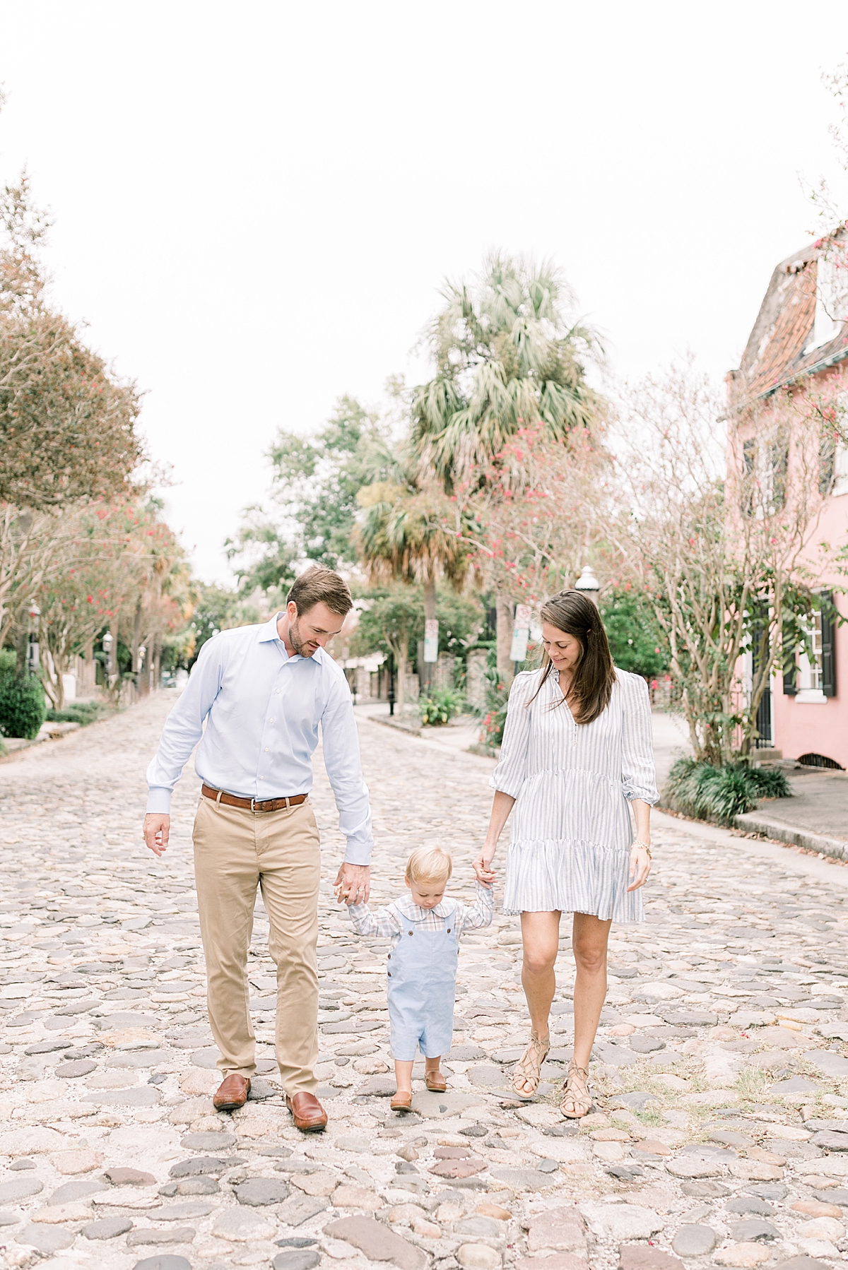 Family photographer in Charleston photographs family downtown on the cobblestone streets. Photos by Caitlyn Motycka Photography.