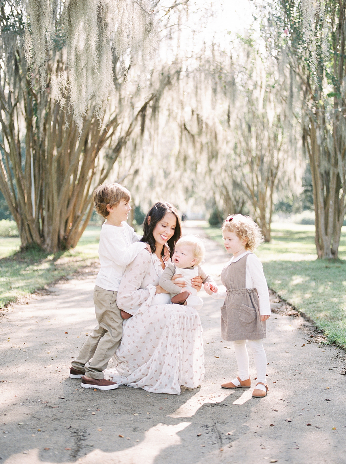 Motherhood photo at Hampton Park in Charleston, SC | Caitlyn Motycka Photography 