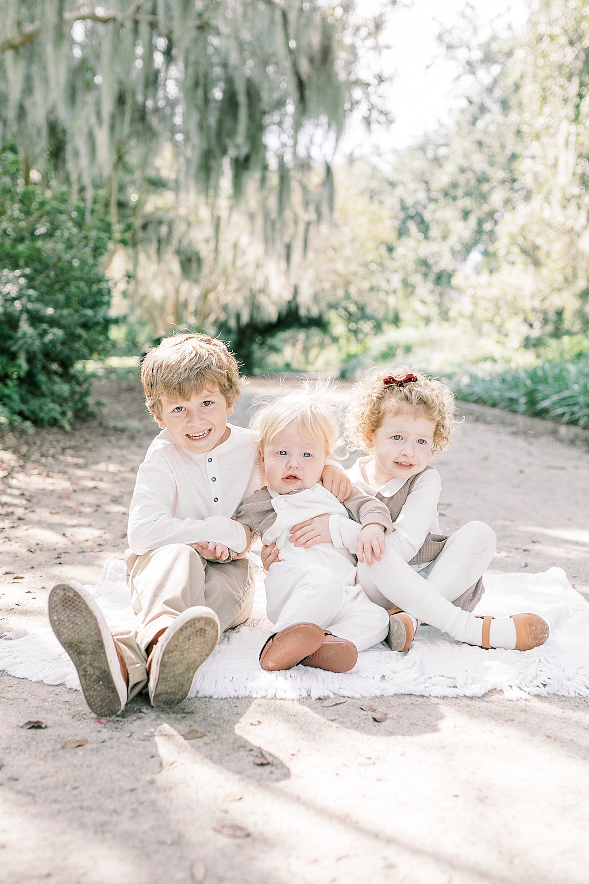 Sibling photos at Hampton Park in Charleston, SC. Photos by Caitlyn Motycka Photography.