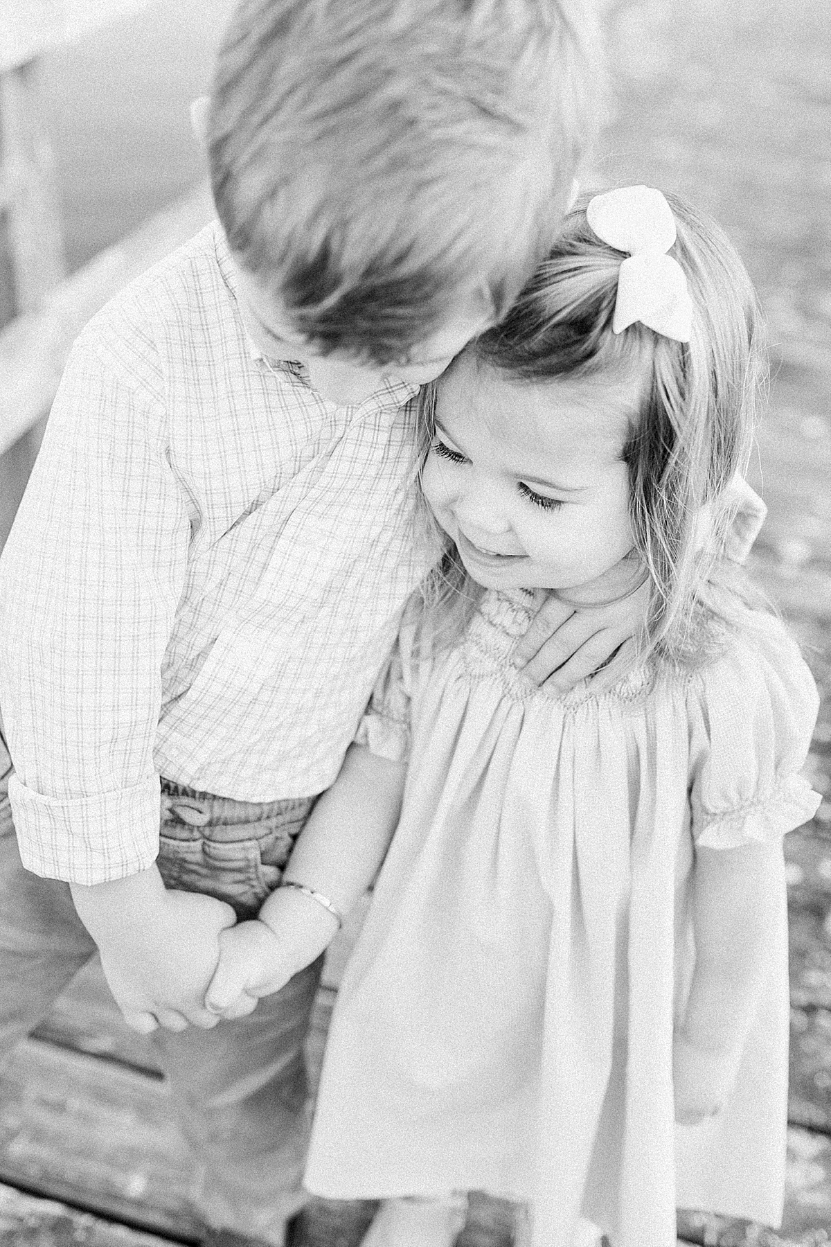 Sweet moment between big brother and little sister during family photoshoot. Photos by Mount Pleasant Family Photographer, Caitlyn Motycka Photograpahy.