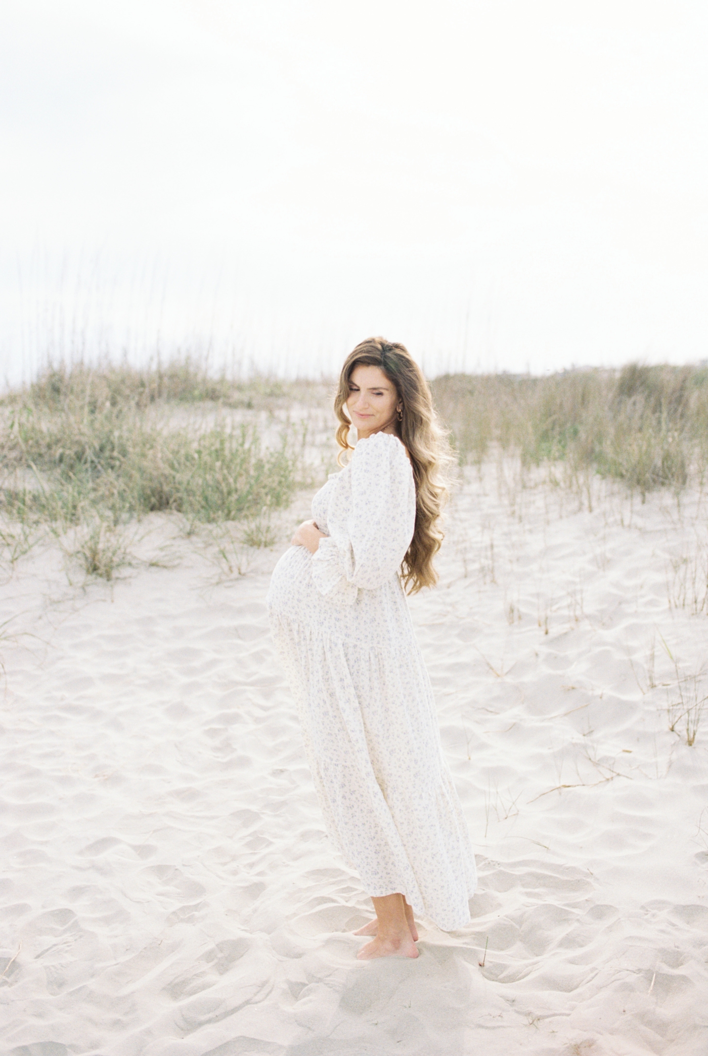 Mother to be on Sullivans Island for maternity session | Photo by Caitlyn Motycka Photography