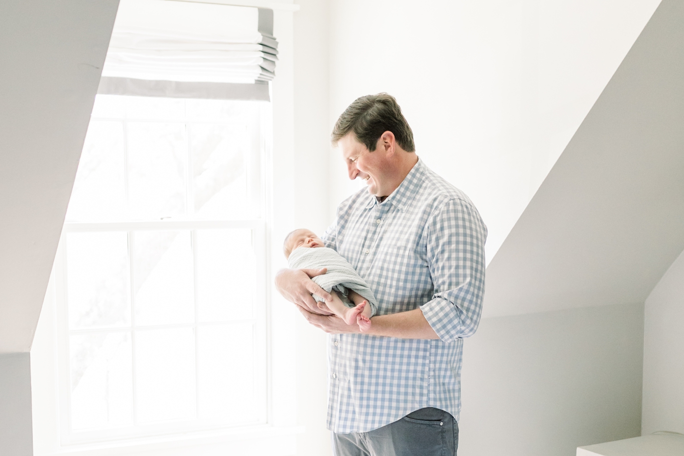 Dad holding new baby girl | Photo by Caitlyn Motycka Photography.