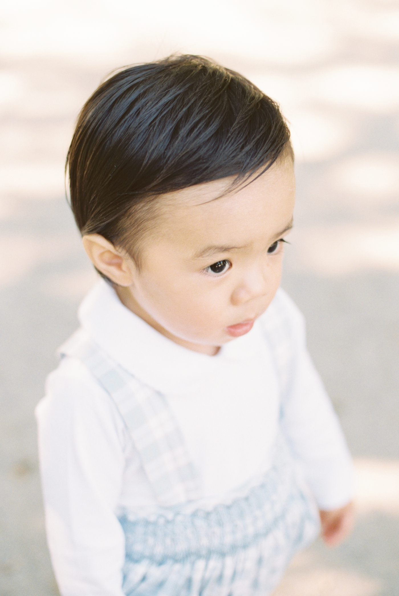 Zoomed photo of baby boy details during family mini session | Photo by Caitlyn Motycka Photography
