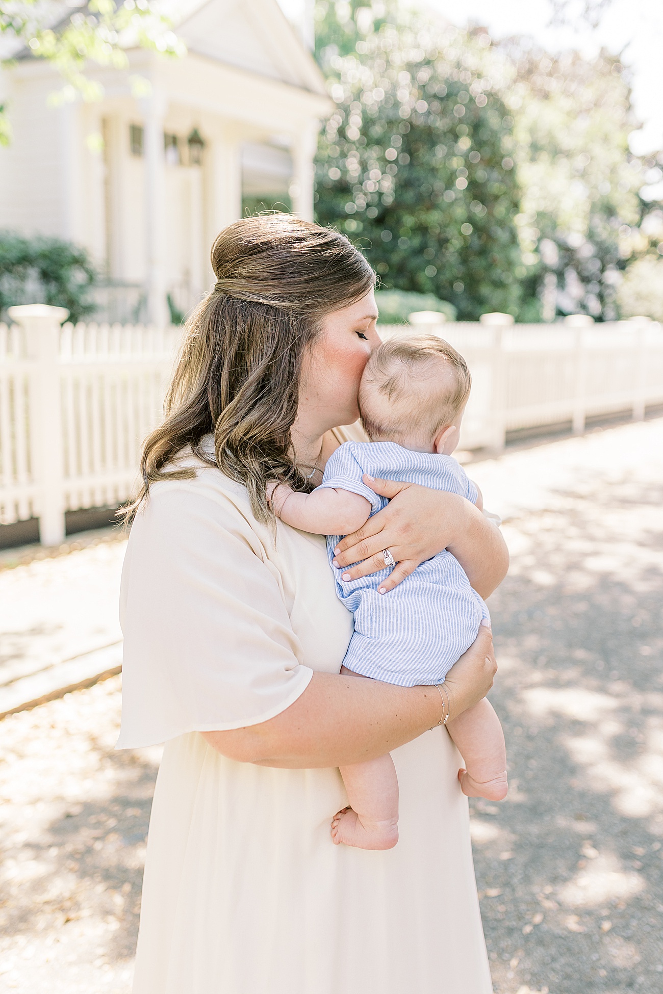 Mom snuggling baby in Downtown Charleston during motherhood mini session event with Caitlyn Motycka Photography.