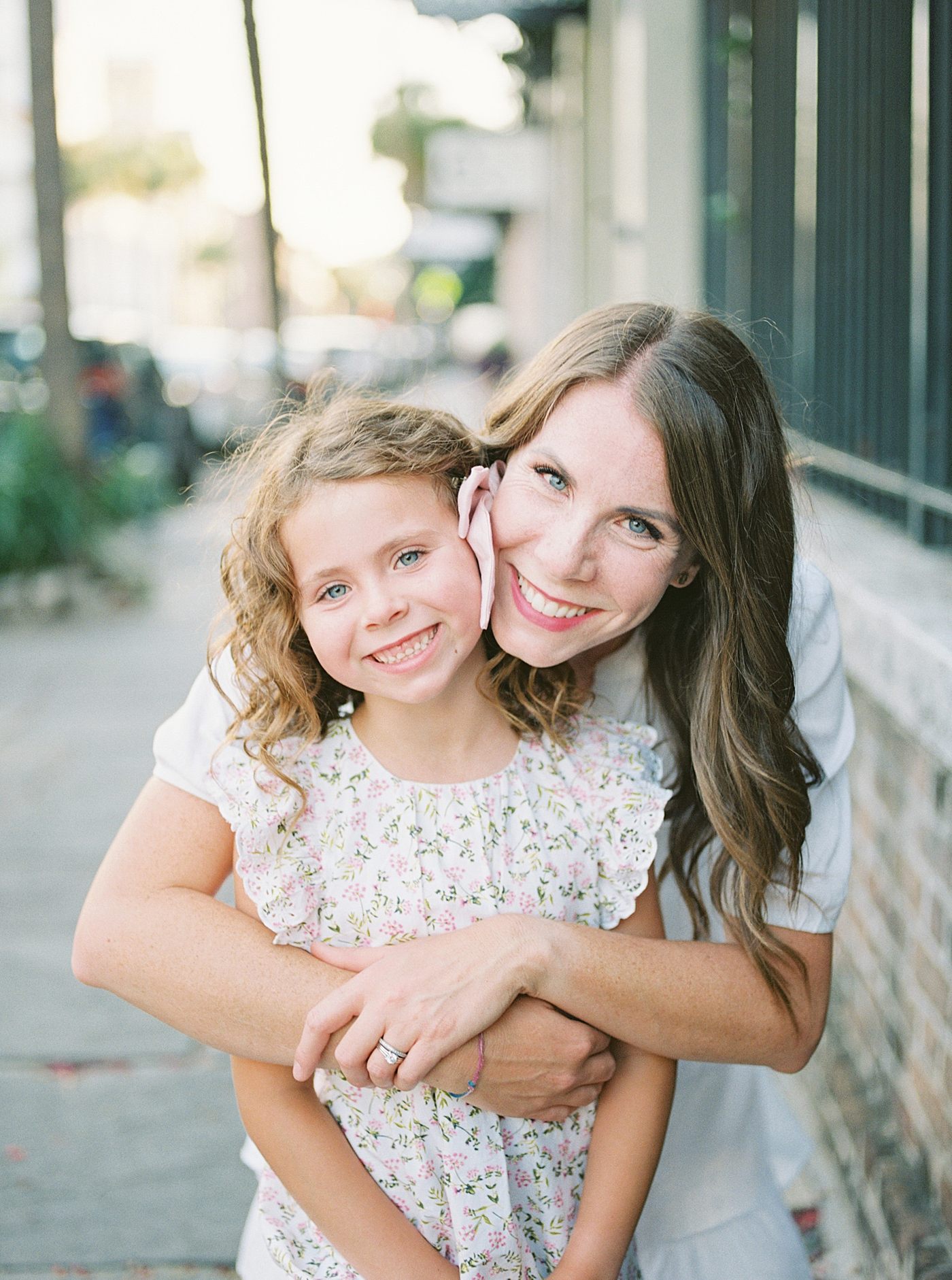 Mom snuggling with her little girl during family photos | Photos by Family Photographer in Downtown Charleston