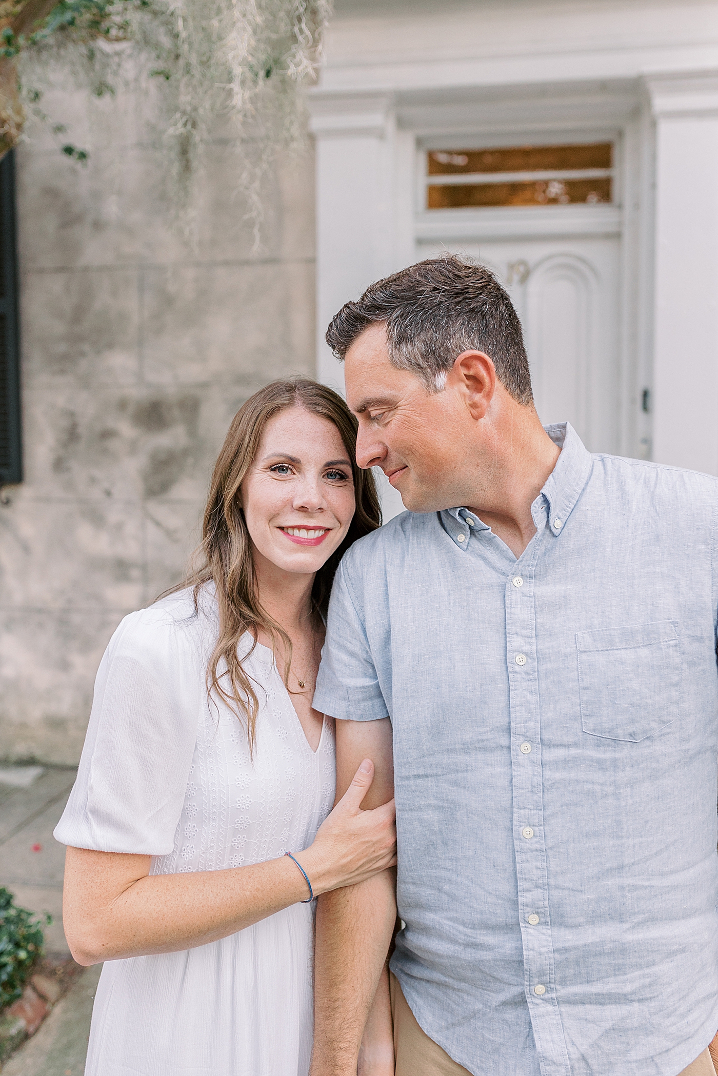 Mom and dad during family session in Charleston | Photo by Caitlyn Motycka Photography