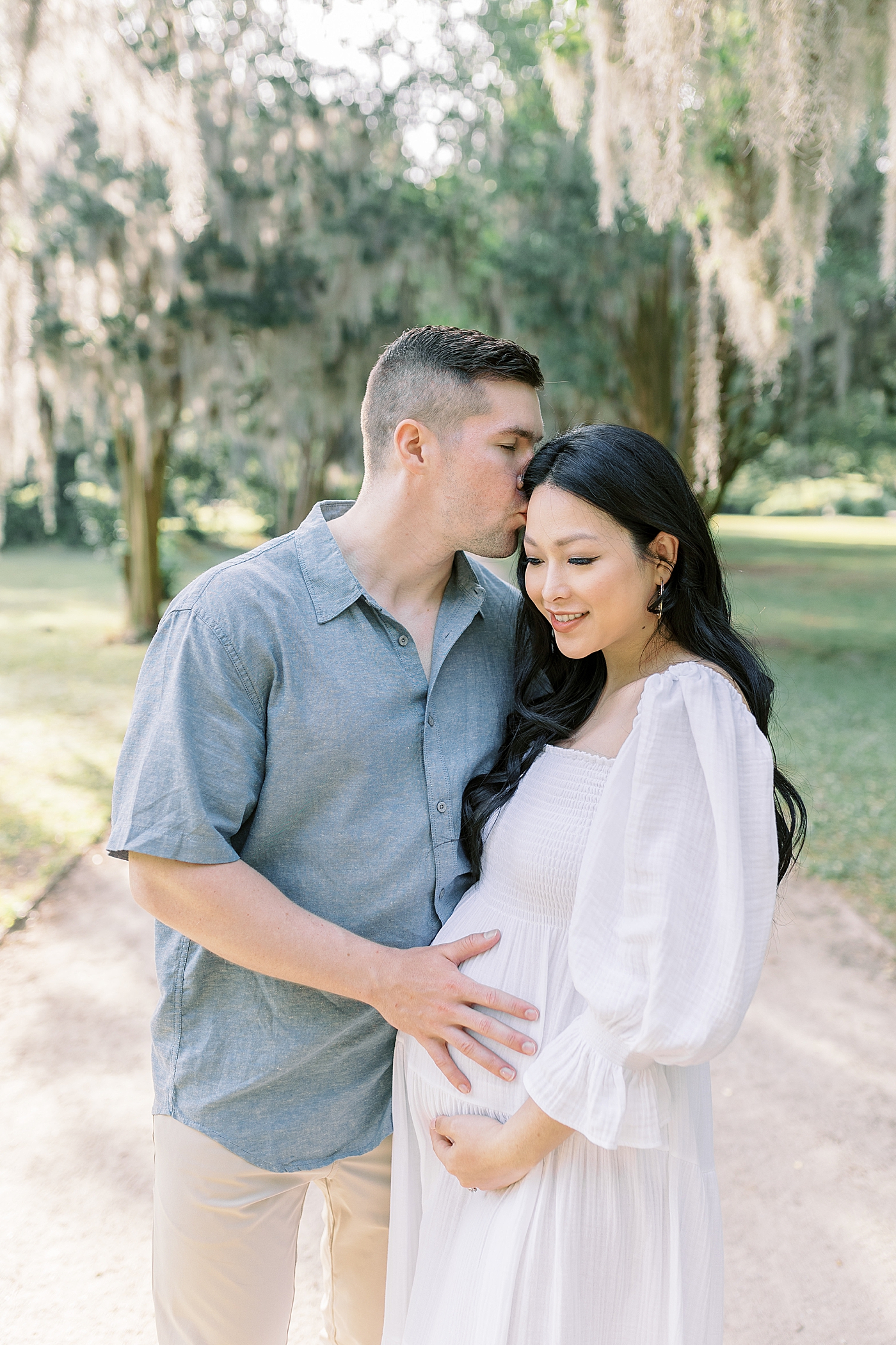 Mother and father to be during their maternity photos in Charleston | Photo by Caitlyn Motycka Photography