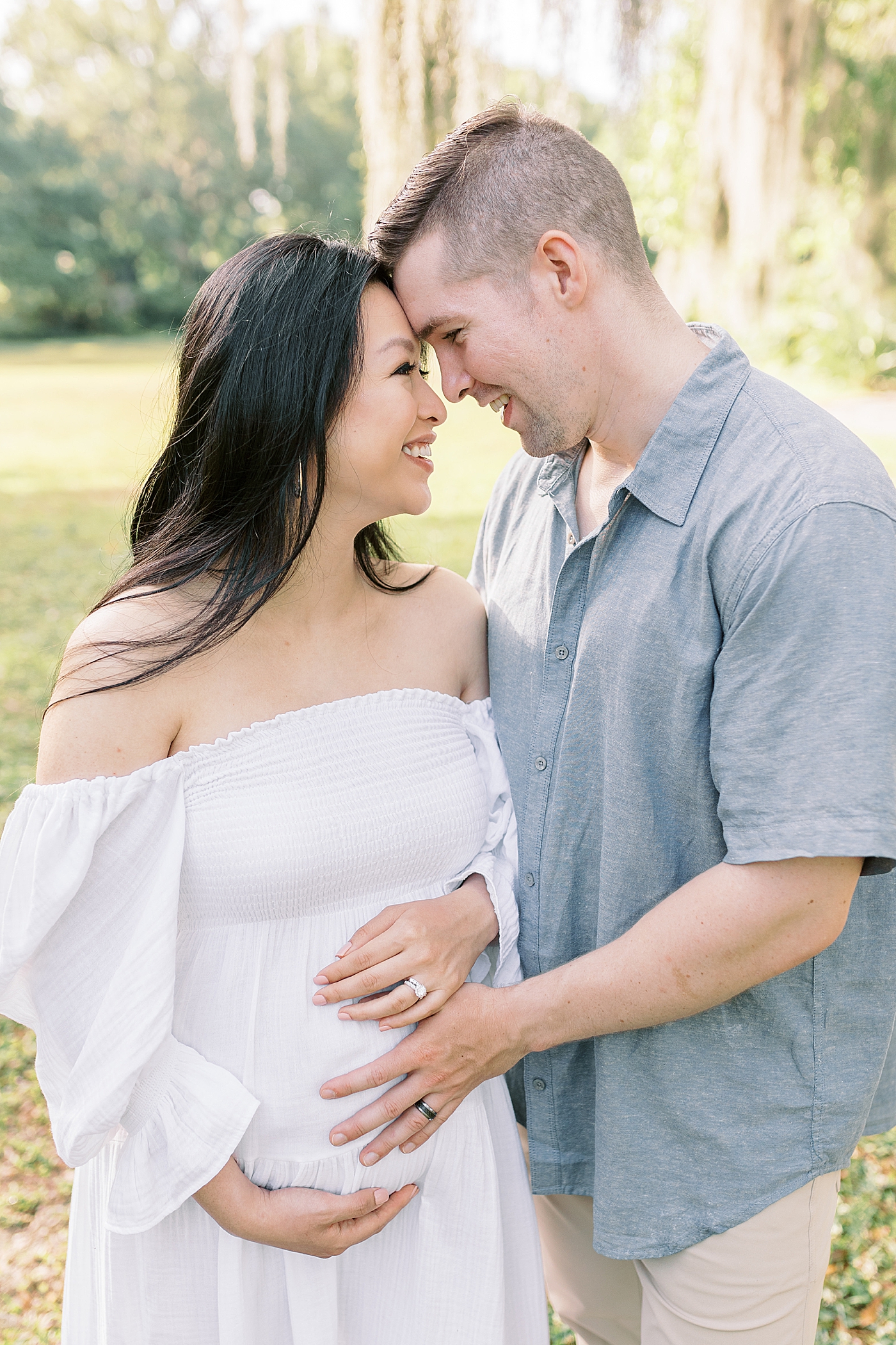 Mother and father to be with their foreheads together | Photo by Caitlyn Motycka Photography
