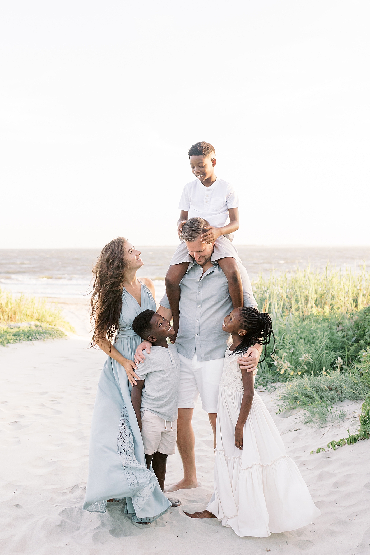 Family of five during beach family photos in Charleston | Image by Caitlyn Motycka