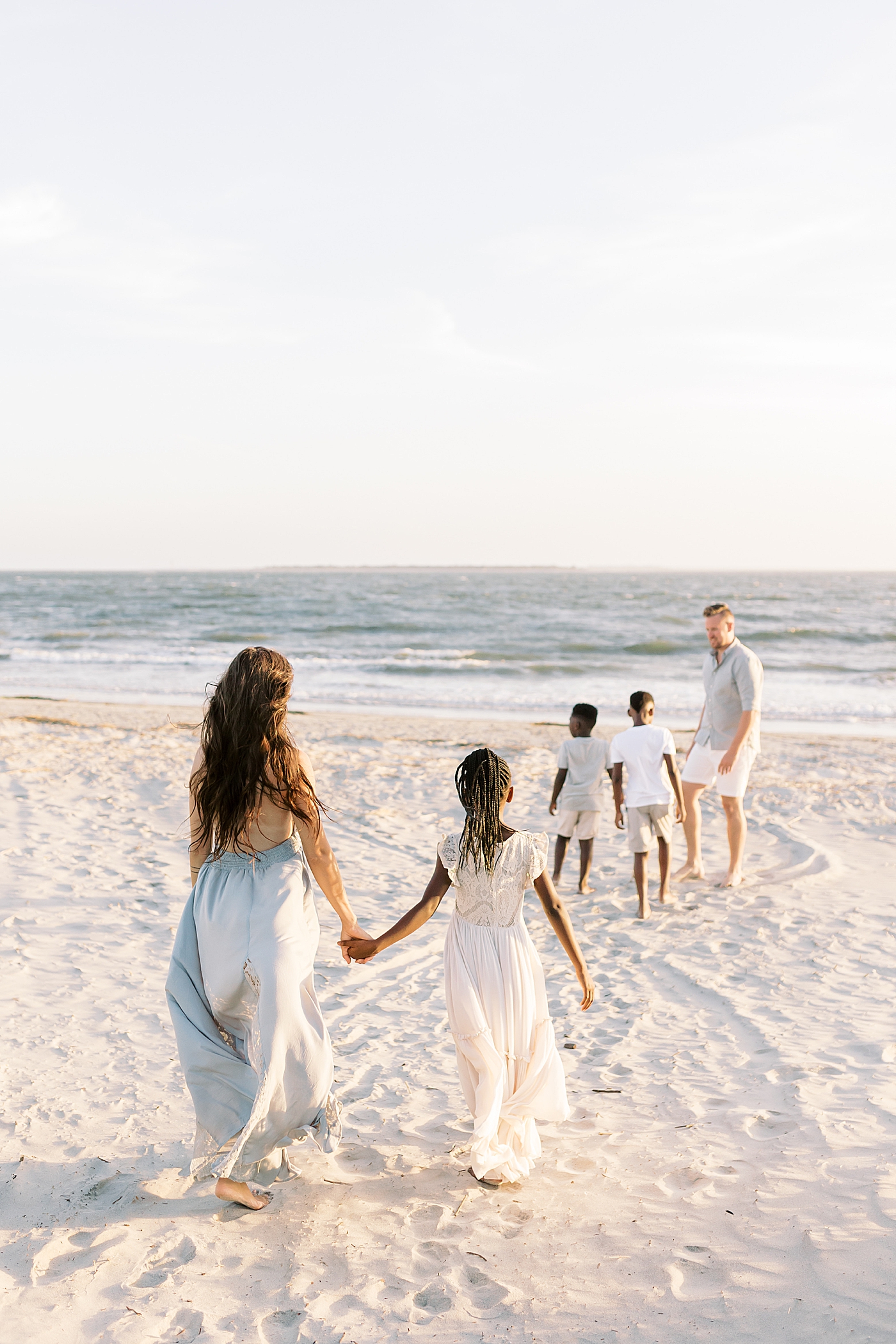 Family of five during beach family photos in Charleston | Image by Caitlyn Motycka