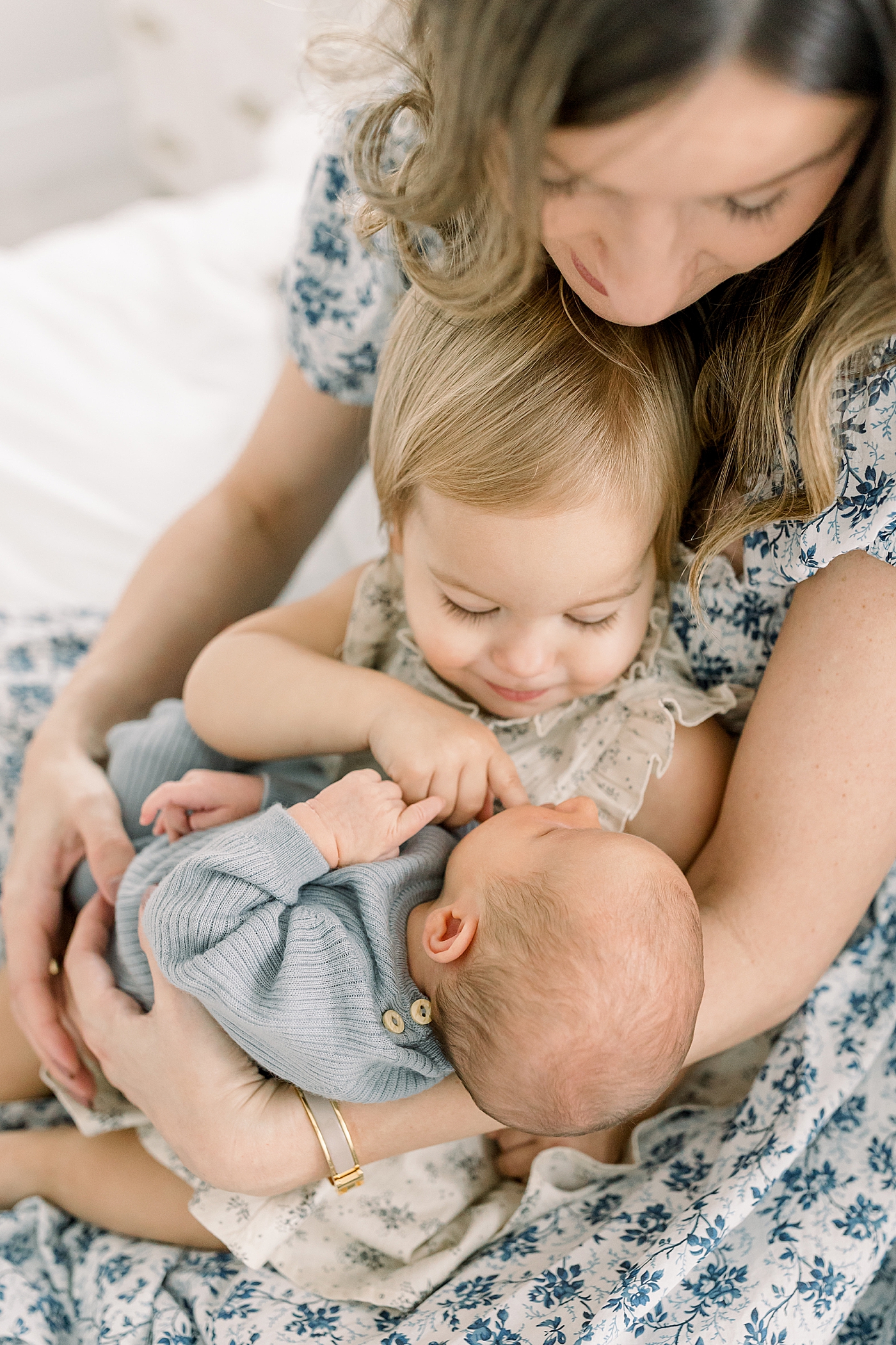 during their In-Home Lifestyle Newborn Session | Image by Caitlyn Motycka 
