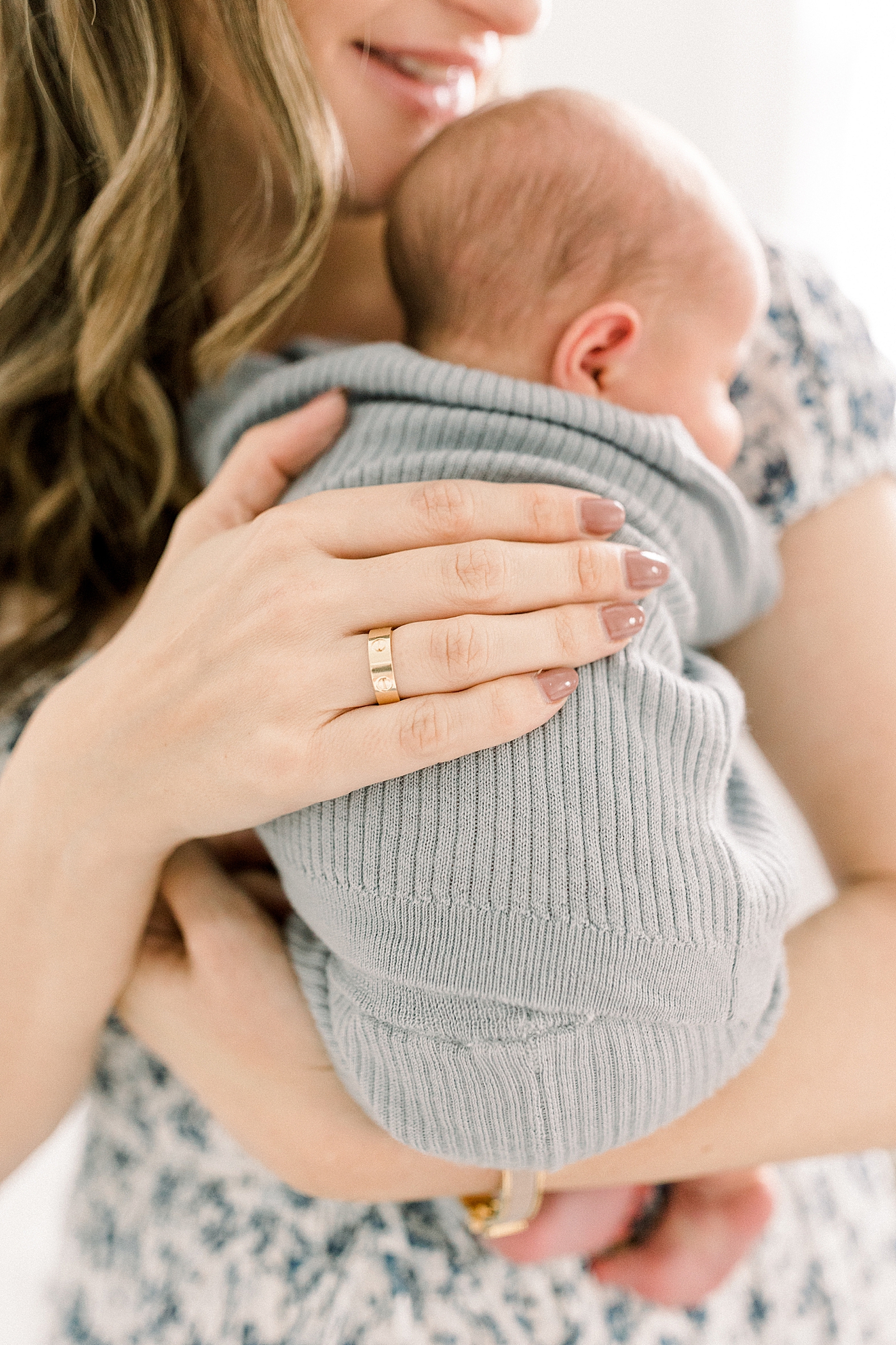during their In-Home Lifestyle Newborn Session | Image by Caitlyn Motycka 